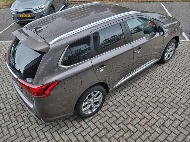Mitsubishi Outlander 2.4 PHEV Pure 2021 Hybride Benzine 4