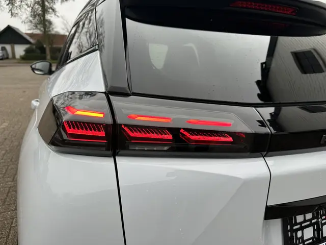 Peugeot 2008 1.2 Hybrid 145 PK GT 2025 Hybride Benzine 51