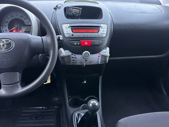 Toyota Aygo 1.0 VVT-i Now 2014 Benzine 10