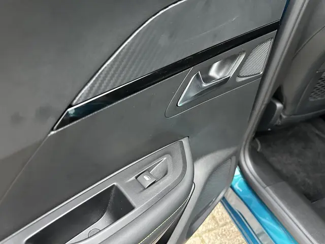 Peugeot 2008 1.2 Hybrid 145 PK GT 2025 Hybride Benzine 36