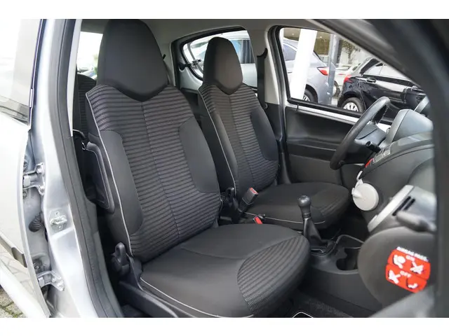 Peugeot 107 1.0 2013 Benzine 12