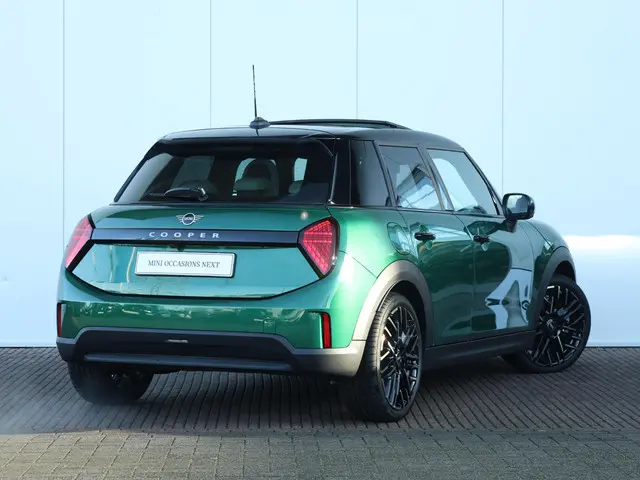 MINI 5-Deurs Mini 1.5 Cooper C Favoured L 2025 Benzine 3