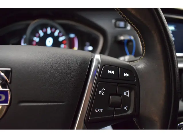 Volvo V40 T3 150pk R-Design 2015 Benzine 19