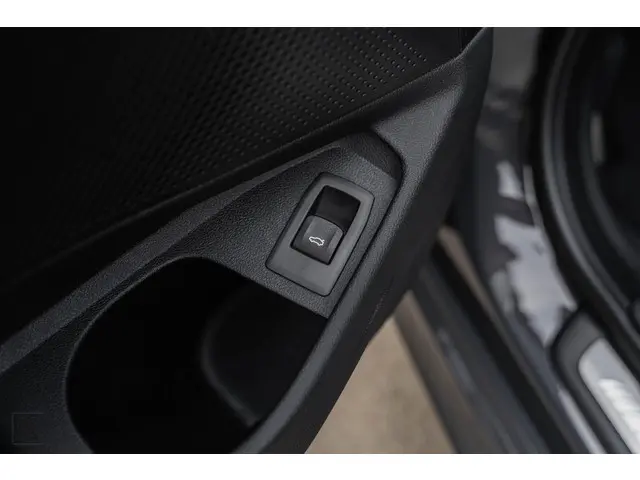 BMW 3 Serie 320i High Executive Edition 2020 Benzine 31