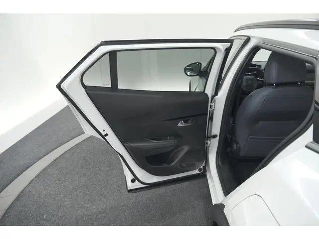 Peugeot 2008 PureTech 130 Allure 2020 Benzine 64