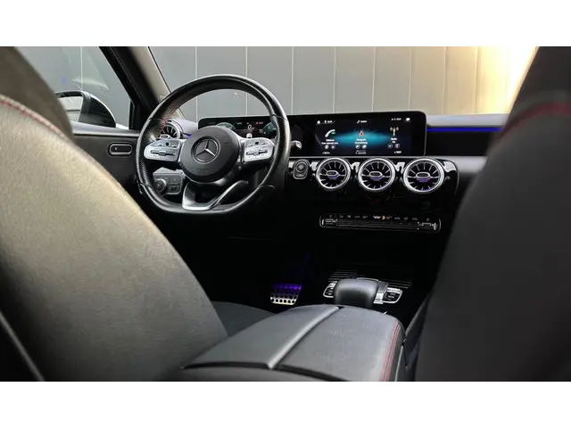 Mercedes-Benz A-Klasse 200 Bns Sol. AMG 2018 Benzine 22