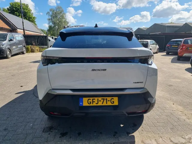 Peugeot 3008 1.2 Hybrid 136 GT 2024 Hybride Benzine 8