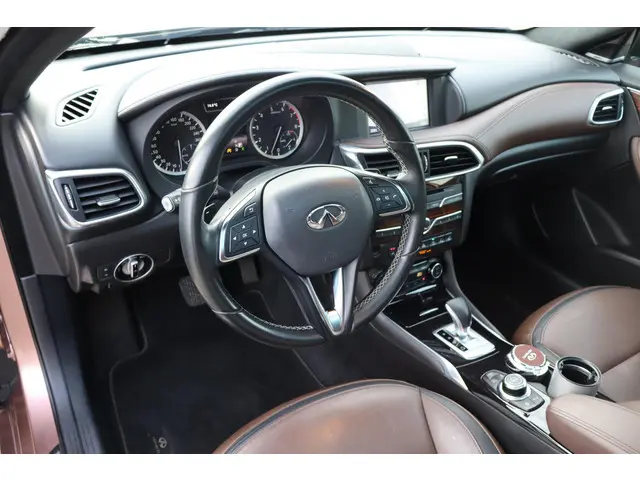 Infiniti Q30 1.6t Premium Tech 2016 Benzine 6