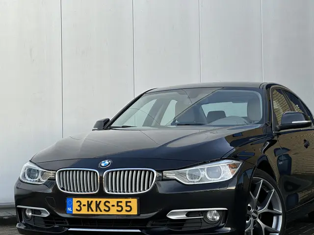 BMW 3 Serie 320i Executive 2013 Benzine 2