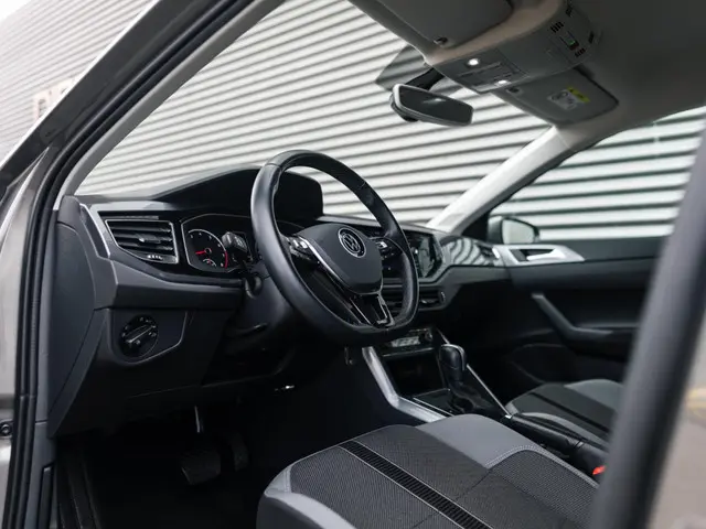 Volkswagen Polo 1.0 TSI Highline Business R 2021 Benzine 13
