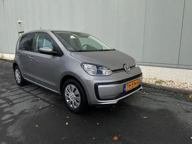 Volkswagen up! 1.0 BMT move up! 2018 Benzine 2