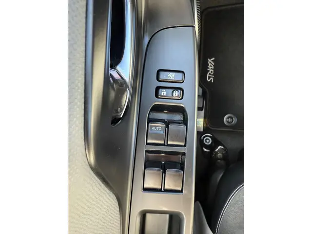 Toyota Yaris 1.5 Hybrid Dynamic 2015 Hybride Benzine 16