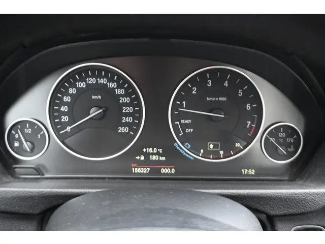 BMW 3 Serie 316i Business 2015 Benzine 19