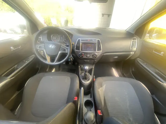 Hyundai i20 1.2i i-Deal 2014 Benzine 18