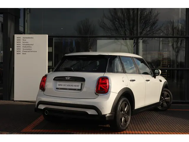 MINI 5-Deurs 1.5 Cooper Classic 2024 Benzine 2