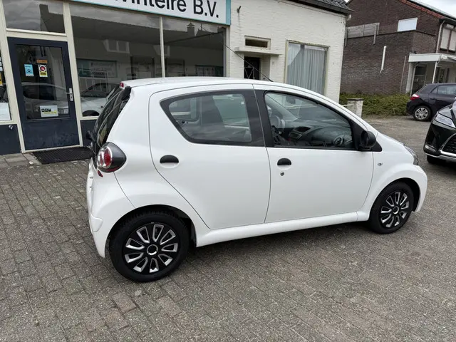 Toyota Aygo 1.0 VVT-i Now 2014 Benzine 5