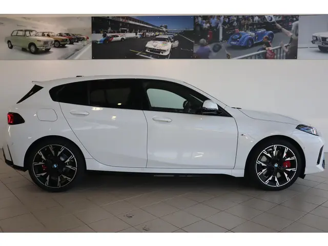 BMW 1 Serie 5-deurs 120 2025 Benzine 3
