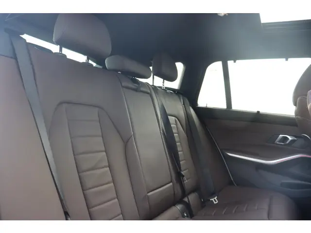 BMW 3 Serie Touring 318i 2024 Benzine 12