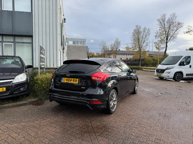 Ford Focus 1.0 Ambiente ST LINE!! 2015 Benzine 4