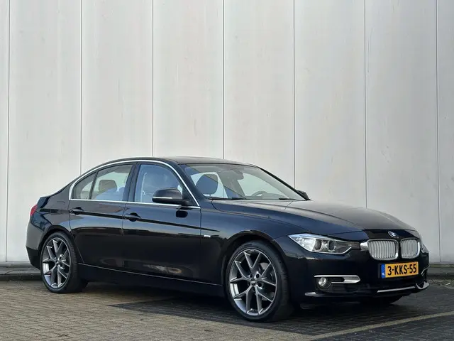 BMW 3 Serie 320i Executive 2013 Benzine 7