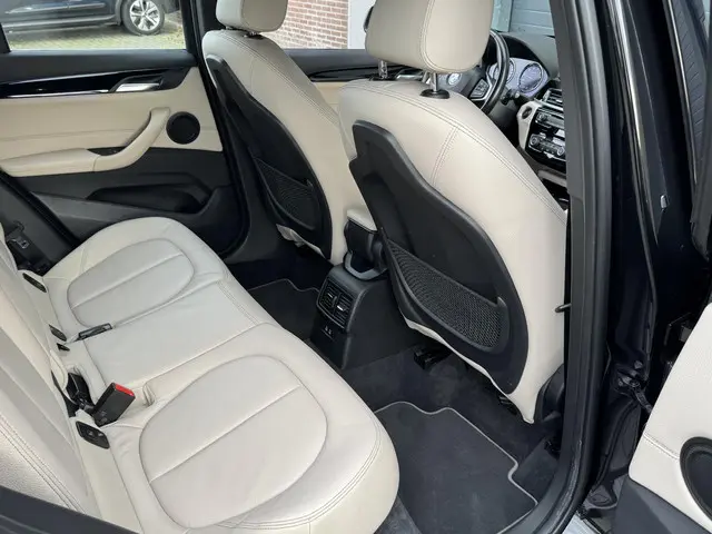 BMW X1 sDrive20i VDL NEDCAR EDITION 2019 Benzine 11