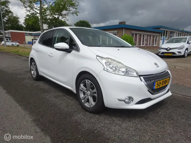 Peugeot 208 1.2 VTi Allure,Trekhaak,Nav!! 2012 Benzine 6