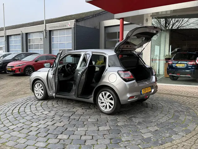 Suzuki Swift 1.2 Select Smart Hybrid 2024 Benzine 25