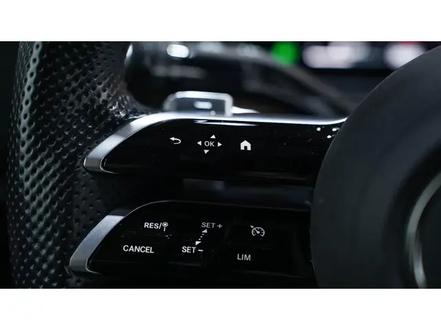 Mercedes-Benz C-Klasse 180 AMG Line 2023 Benzine 35