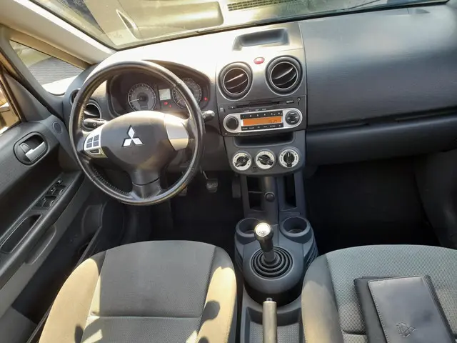 Mitsubishi Colt 1.1 Edition One 2013 Benzine 8