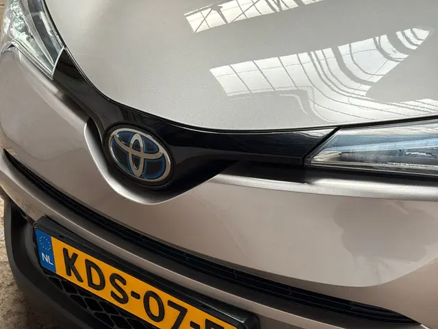 Toyota C-HR 1.8 Hybrid Sport 2019 Hybride Benzine 23
