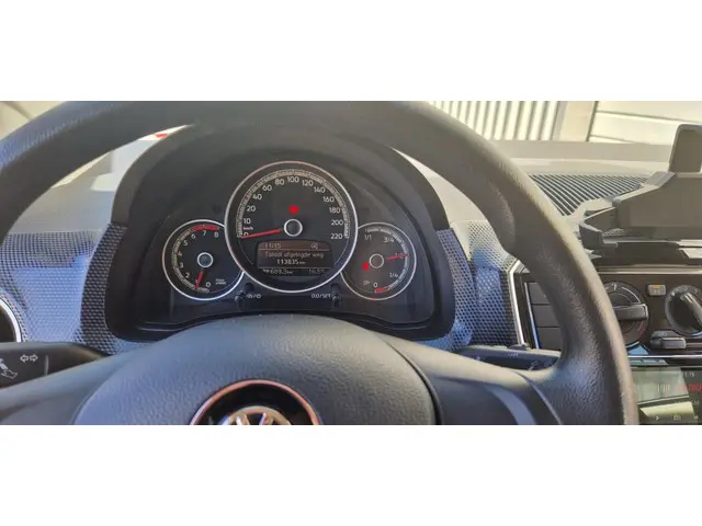 Volkswagen up! 1.0 BMT move up! 2017 Benzine 7