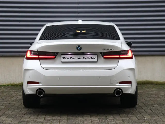 BMW 3 Serie Sedan 330e 2023 Hybride Benzine 4