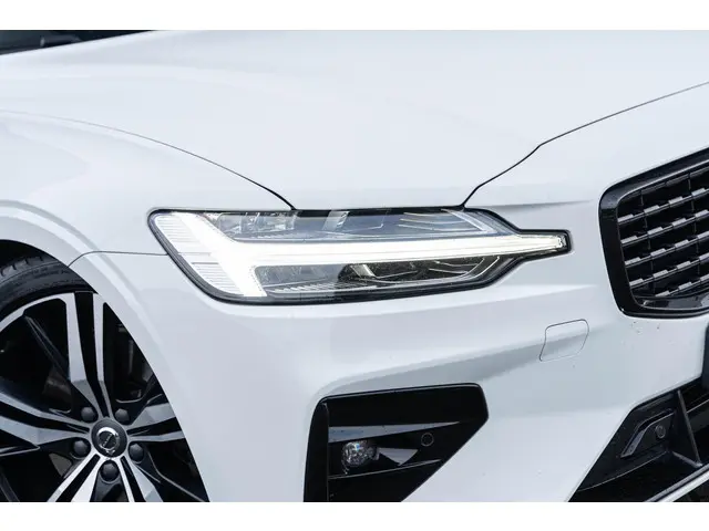 Volvo V60 2.0 B4 R-Design 2020 Benzine 5