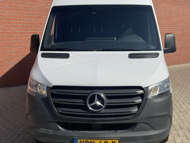Mercedes-Benz Sprinter L2H2 2022 Diesel 9
