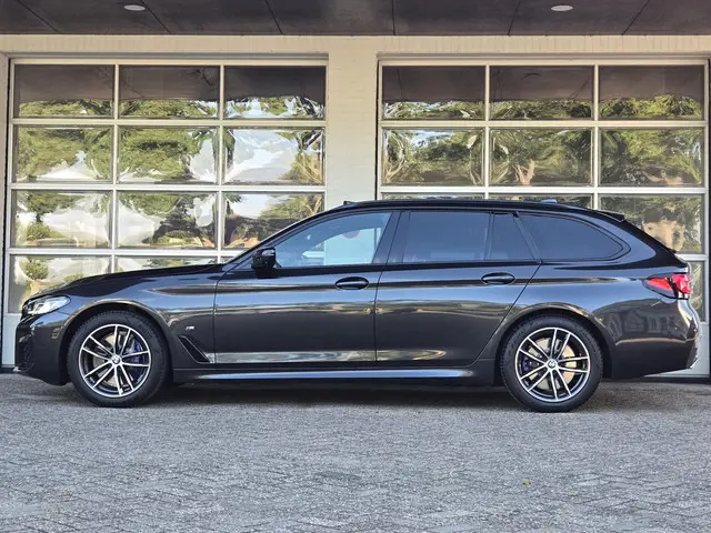 BMW 5 Serie Touring 530i xDrive M SPORT 2021 Benzine 3