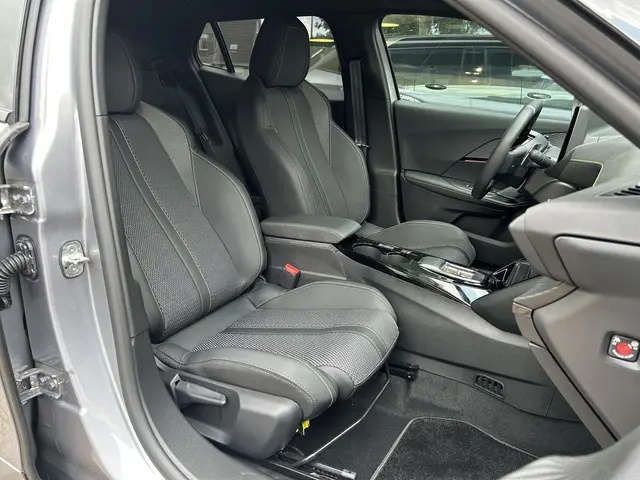 Peugeot 2008 1.2 Hybrid 145 GT 2025 Hybride Benzine 29