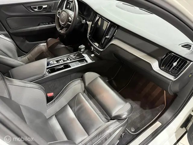 Volvo V60 2.0 T5 R-Design Car-Play 2019 Benzine 11