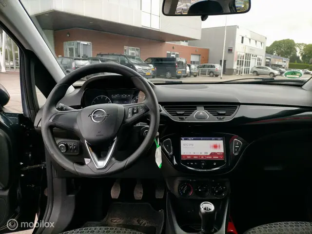 Opel Corsa 1.4 airco 5 deuren apk 2015 Benzine 17
