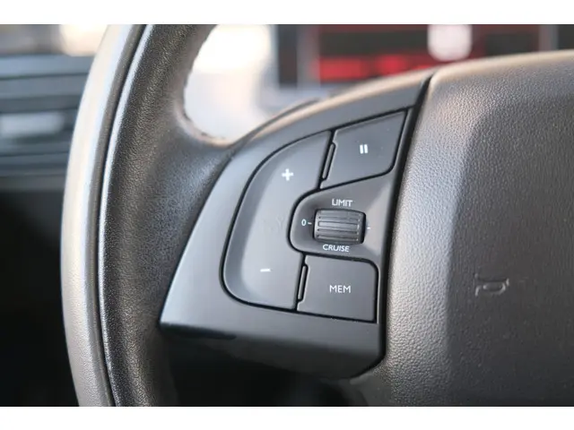 Citroën C4 Cactus 1.2 PureTech Shine 2017 Benzine 36