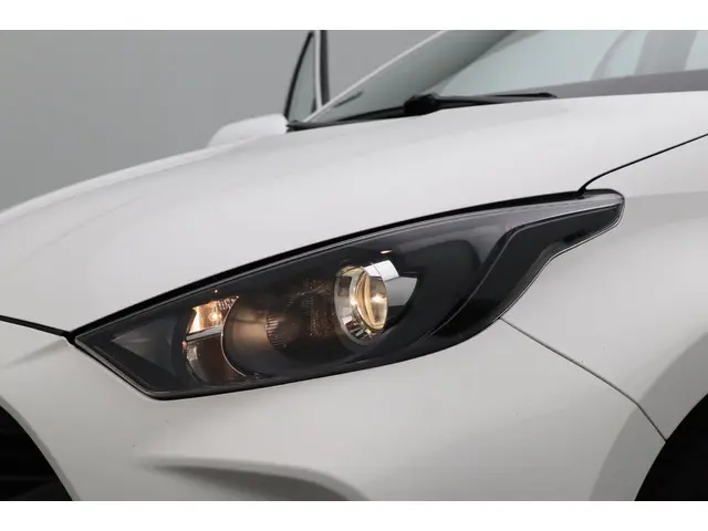 Toyota Yaris 1.5 Hybrid Active 2022 Hybride Benzine 32