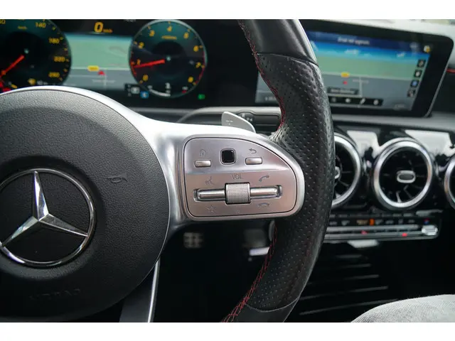 Mercedes-Benz A-Klasse 180 AMG Line 2020 Benzine 25