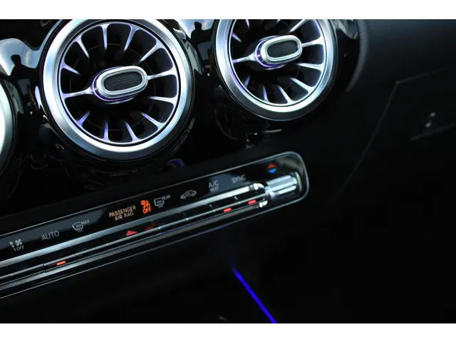 Mercedes-Benz B-Klasse 180 AMG 2019 Benzine 23