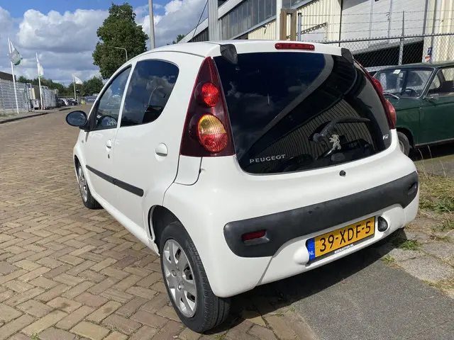 Peugeot 107 1.0 Active 2012 Benzine 5