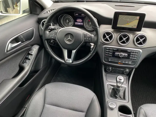 Mercedes-Benz GLA 200 Trekhaak 2015 Benzine 15