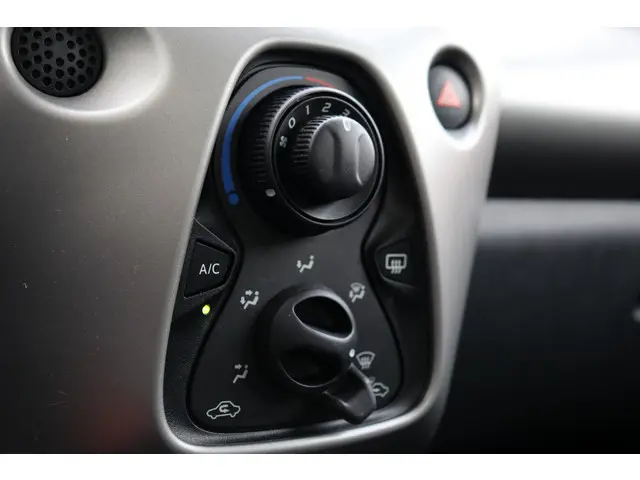 Toyota Aygo 1.0 VVT-i x-clusive, Airco, 2017 Benzine 22