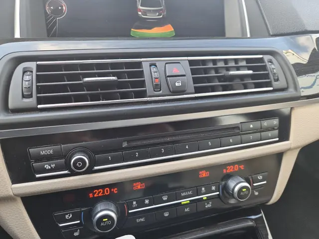 BMW 5 Serie Touring 518d Luxury Ed 2015 Diesel 16