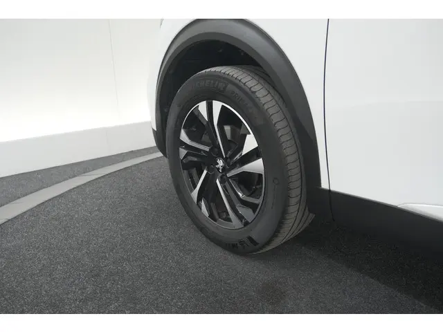 Peugeot 2008 PureTech 130 Allure 2020 Benzine 18