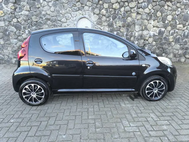 Peugeot 107 1.0 Envy 2013 Benzine 15