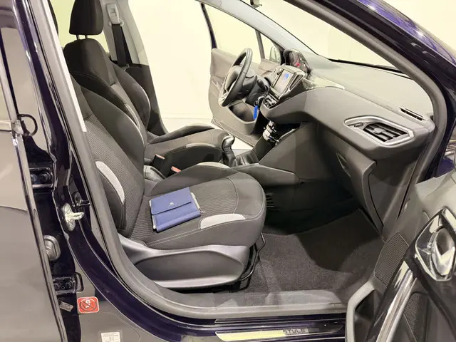 Peugeot 208 HB 1.2 Allure Navi/Clima 2014 Benzine 13