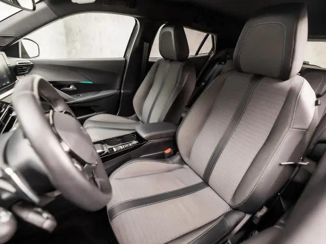 Peugeot 2008 1.2 PureTech Allure Sport 2023 Benzine 15